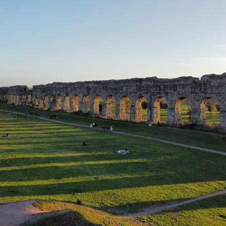 Acquedotti With Garden روما